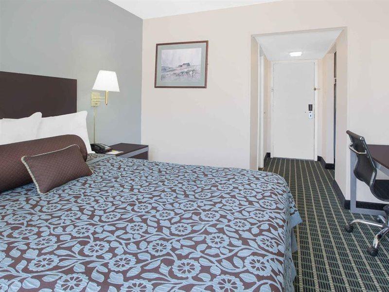 Days Inn By Wyndham Market Center Dallas Love Field Esterno foto