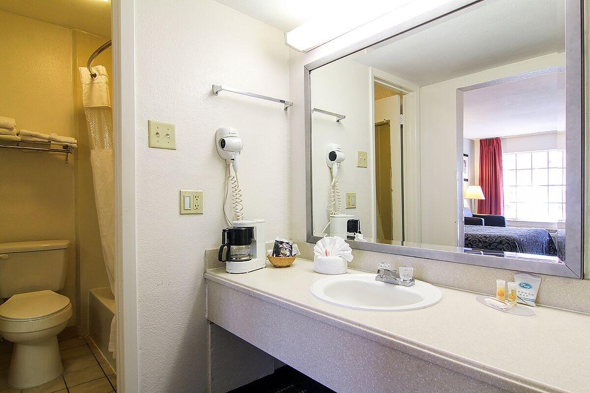Days Inn By Wyndham Market Center Dallas Love Field Esterno foto