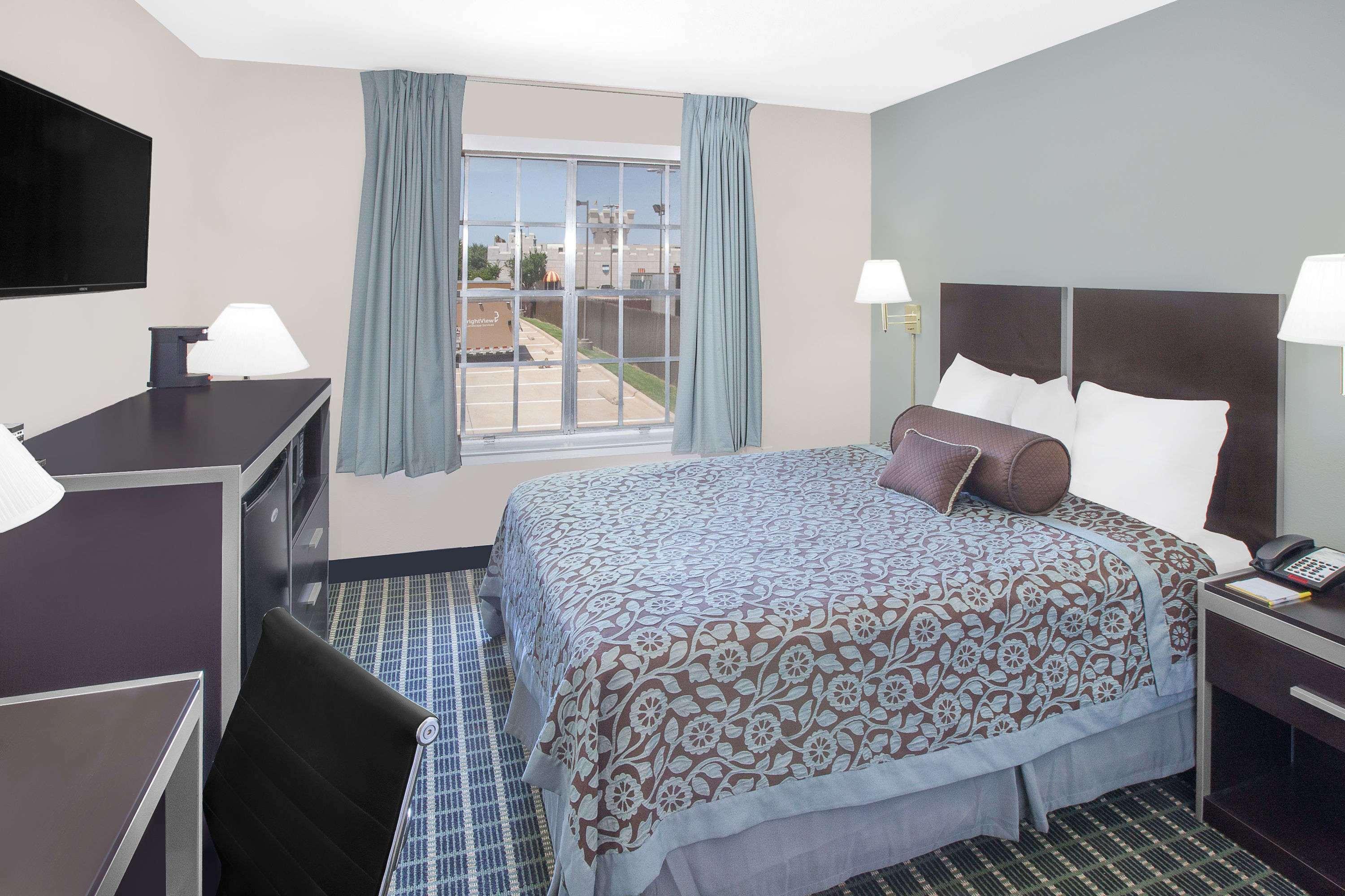 Days Inn By Wyndham Market Center Dallas Love Field Esterno foto