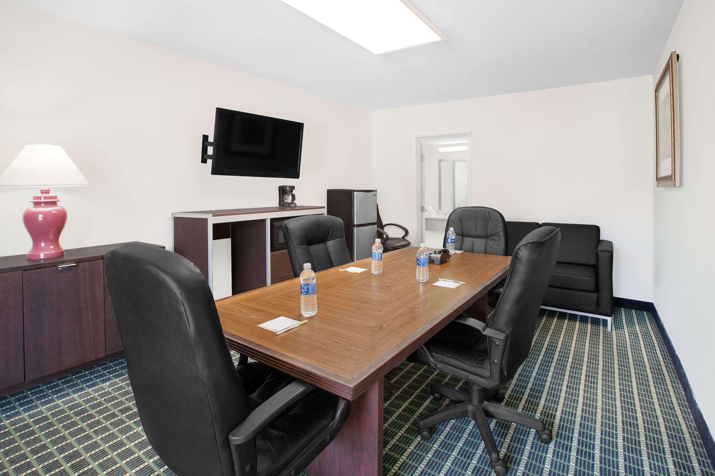 Days Inn By Wyndham Market Center Dallas Love Field Esterno foto