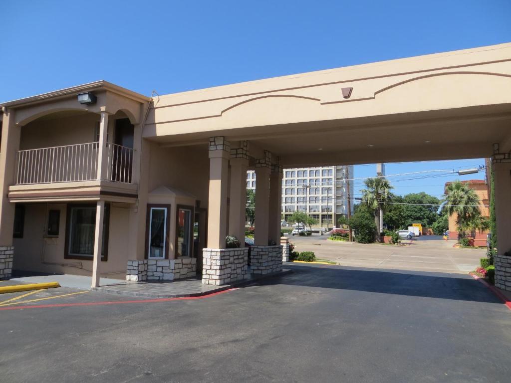 Days Inn By Wyndham Market Center Dallas Love Field Esterno foto