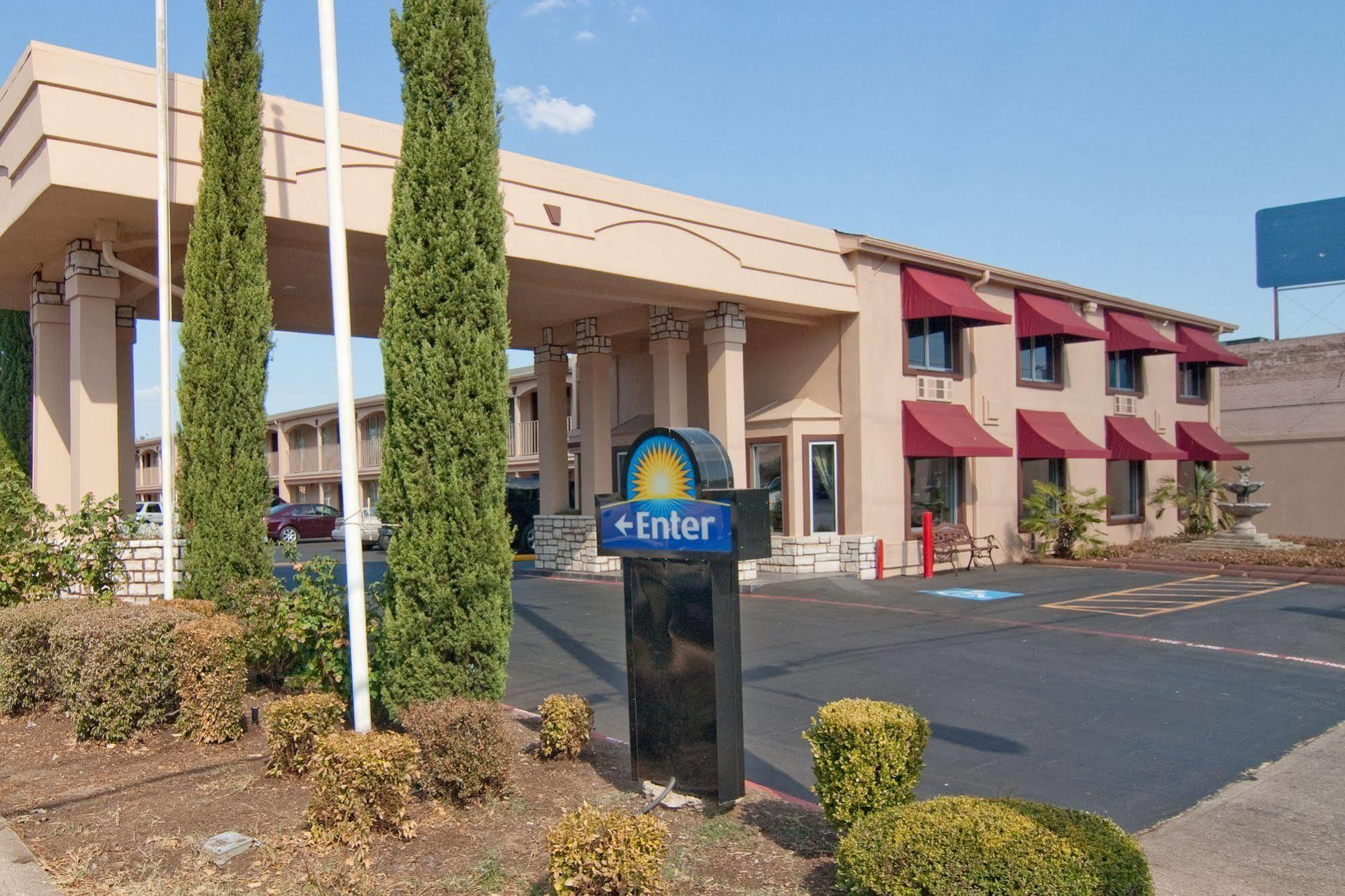 Days Inn By Wyndham Market Center Dallas Love Field Esterno foto